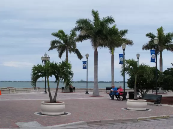 Sleepy, modest town. Good place to start a drive down Indian River Rd, or to enjoy a coffee at Old Florida Coffee Co, the most attractive spot in town.