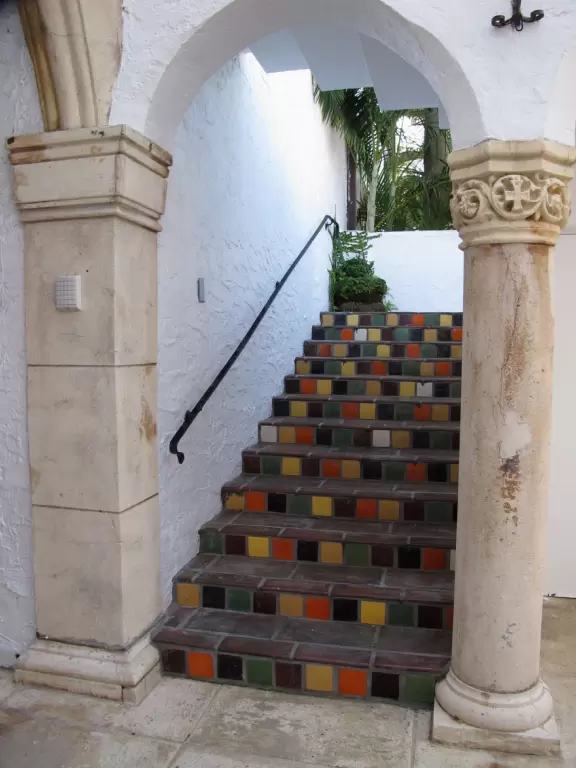 A sumptuous street with Spanish archways and courtyards and unique shops for the extremely rich.