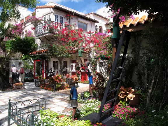 A sumptuous street with Spanish archways and courtyards and unique shops for the extremely rich.