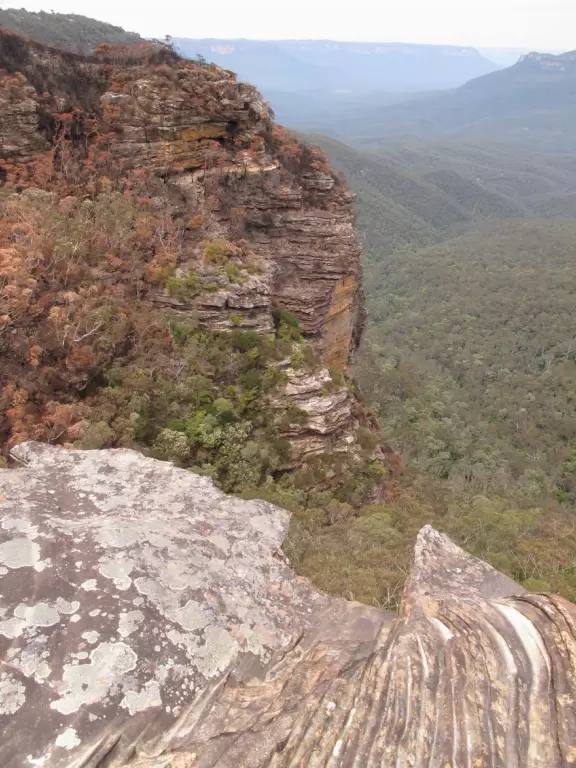 Stunning hike to steep lookout over a&nbsp;waterfall and deep valley, and to wavey Tarpeian Rock Lookout with awesome vistas of Mt Solitary and far-off valleys.