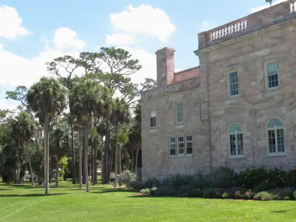 Tiny public honors college in Ringling's former estate on the bay.