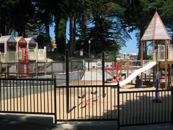 Pretty hilltop park with views of San Francisco's skyline, and the famous Painted Ladies.